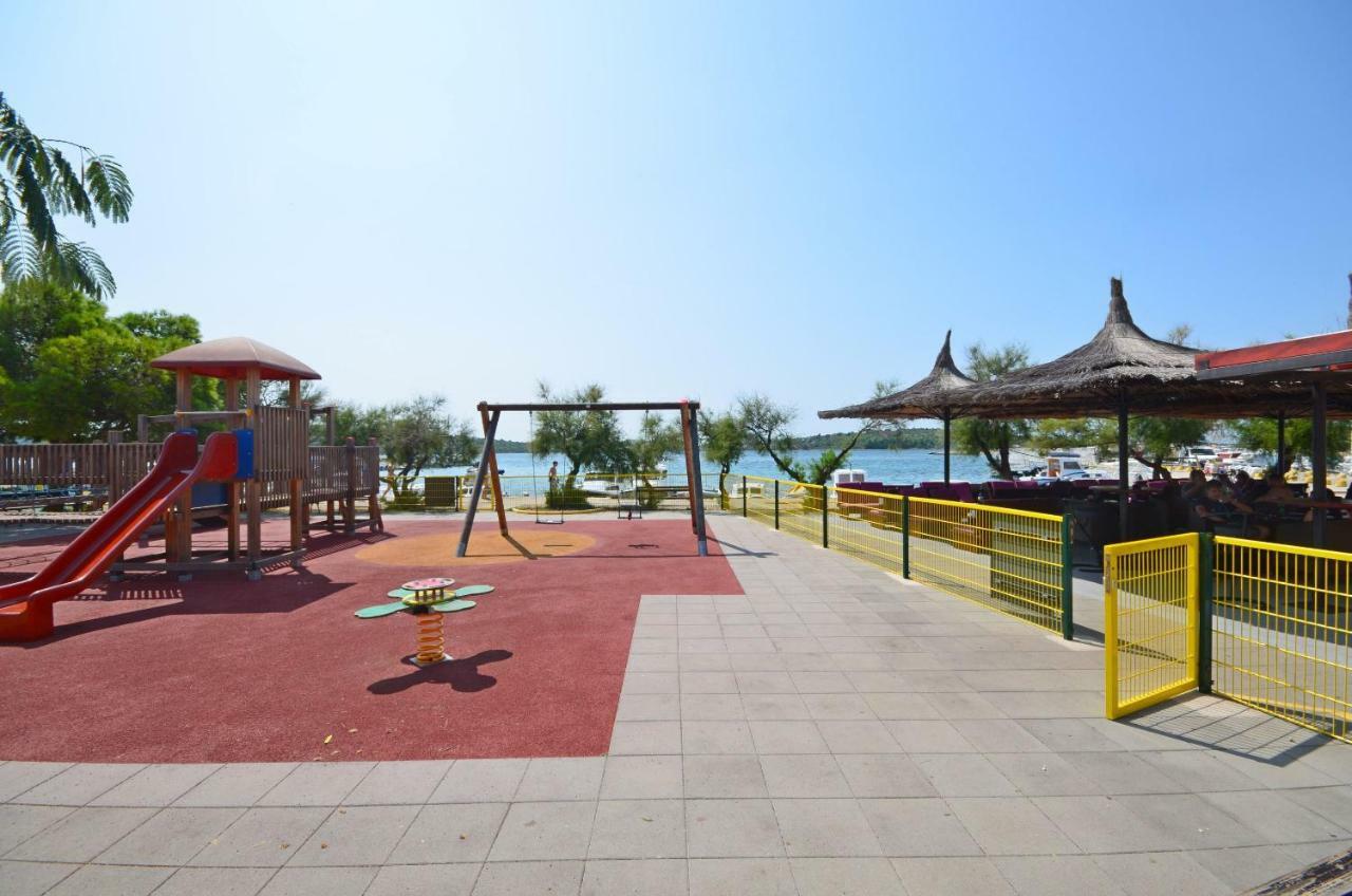 Apartment Canada Dream Vacation Срима Екстериор снимка