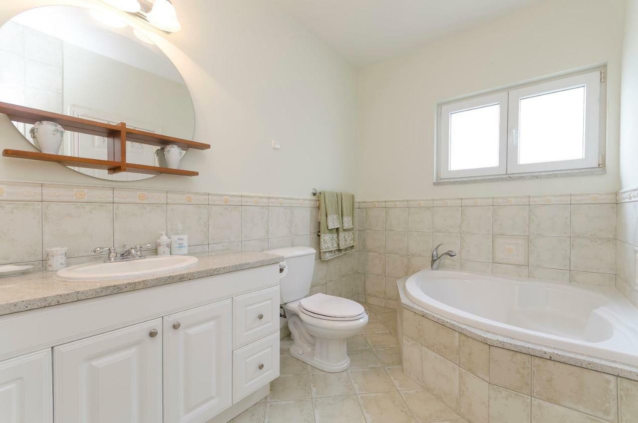 Apartment Canada Dream Vacation Срима Екстериор снимка